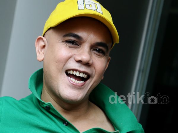 Gaya Ngejreng Ozy Syahputra