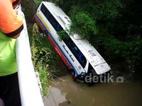 Bus Rosalia Indah Terjun ke Sungai