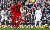 Liverpool unggul 1-0 di babak pertama lewat penalti Steven Gerrard.. Reuters/Darren Staples.
