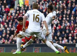 Philippe Coutinho melepaskan tembakan ke gawang Swansea. Dalam pertandingan ini, Coutinho membobol gawang lawan di menit ke-46. Reuters/Darren Staples