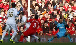 Jose Enrique menambah keunggulan untuk Liverpool di menit ke-50. Reuters/Darren Staples.
