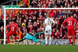 Liverpool mencetak gol kelimanya di menit 71 lewat penalti Sturridge menyusul handball Wayne Routledge saat hendak menghalau bola crossing Enrique. AFP/Lindsey Parnaby.