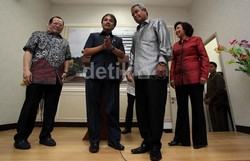 Ketua Umum PSSI Djohar Arifin Hussin dan Ketua Umum KPSI La Nyalla Matalitti menghadiri pertemuan tersebut.