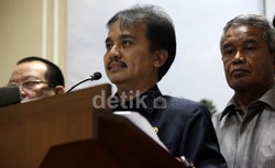Roy Suryo menggelar jumpa pers seusai pertemuan.