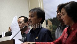 Meski belum diumumkan secara resmi, surat FIFA yang ditandatangani Sekjen Jerome Valcke itu sudah beredar luas di masyarakat. Di situ FIFA kembali menyebut empat poin untuk menuntaskan konflik sepakbola Indonesia: (1) penyatuan kedua liga, (2) revisi statuta PSSI, (3) pengembalian empat anggota Exco yang dipecat, dan (4) pelaksanakan konggres berdasarkan daftar peserta voters kongres Solo.