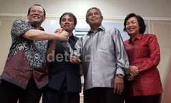 Ketua Umum PSSI Djohar Arifin Hussin dan Ketua Umum KPSI La Nyalla Matalitti dan Menpora Roy Suryo berjabat tangan saat jumpa pers.