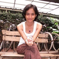 Selain Berteater, Maryam Supraba Curhat Lewat Lagu