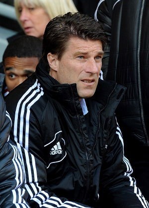 Swansea Kalah Telak, Laudrup Minta Maaf