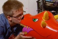 Gangguan Jiwa, Pria Ini Berniat Menikahi Salah Satu Mainan Balonnya