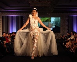 Foto: Gaun Pengantin Transparan Adjie Notonegoro yang Mencuri Perhatian