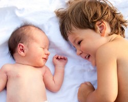 Yang Perlu Diperhatikan Saat Tentukan Jarak Usia Anak Pertama & Kedua