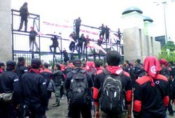Aksi Pemanasan di Depan DPR, 200-an Buruh Tolak RUU Ormas & Kamnas