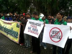 Buruh di Semarang Paksa RRI Siarkan Langsung Unjuk Rasa Mereka