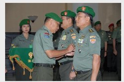 Jenderal Pramono Edhie Terima Laporan Sertijab Wakil KSAD