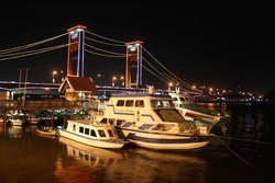 Malam Hari di Jembatan Ampera, Alep Nian!