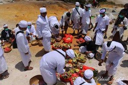 Larut Dalam Khidmatnya Ibadah Umat Hindu di Dieng