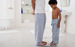 Kendalikan Berat Badan Anak dengan 4 Cara Ini!