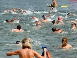 700 Turis Berenang Tanpa Busana di Pantai Australia