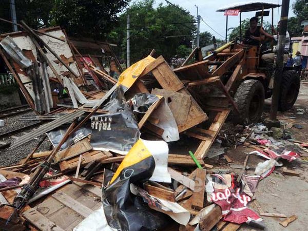 PT KAI Bongkar Bangunan Liar