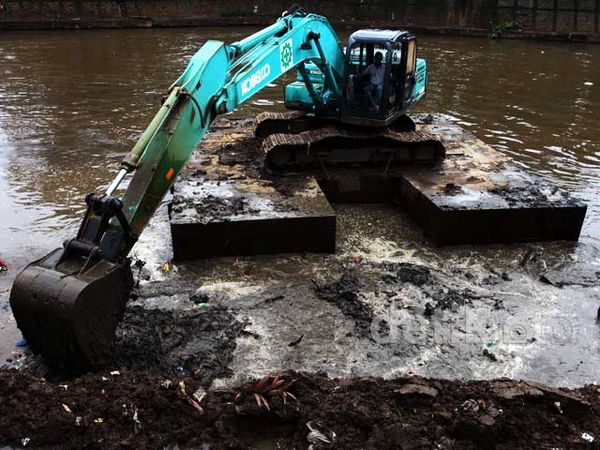 Cegah Banjir, Kali Ciliwung Dikeruk