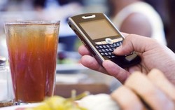 Hobi Potret Makanan Pakai Ponsel? Perhatikan 4 Etika Ini!