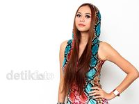 Aura Kasih Seksi Dililit Ular