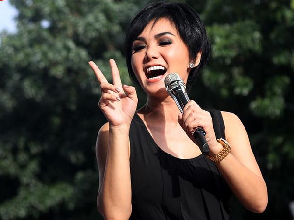 Senyuman Penuh Makna Yuni Shara