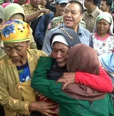 Hujan Tangis Sambut Mak Yati Tiba di Halaman Rumah Barunya