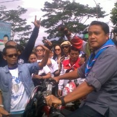 Naik Motocross ke Panggung, Dede Langsung Nyanyi Bareng Charly