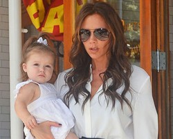 Victoria Beckham Dukung Kampanye Menyusui Bayi di 1 Jam Pertama Kelahiran