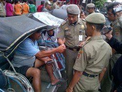 Razia Tukang Becak di Jalan Protokol, Satpol PP Semarang Amankan KTP 