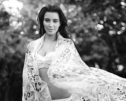Hamil, Kim Kardashian Pose dengan Bikini & Tak Pakai Make-up