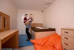 Agar Tak Sembarang Makan Kertas & Batu, Bocah Ini Diberi Kamar Istimewa 