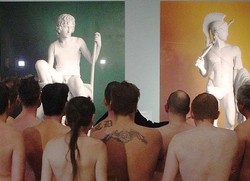 Museum Pria Telanjang, Pengunjungnya Juga Telanjang