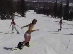 Main Ski Hanya Pakai Bikini di Rusia, Berani?