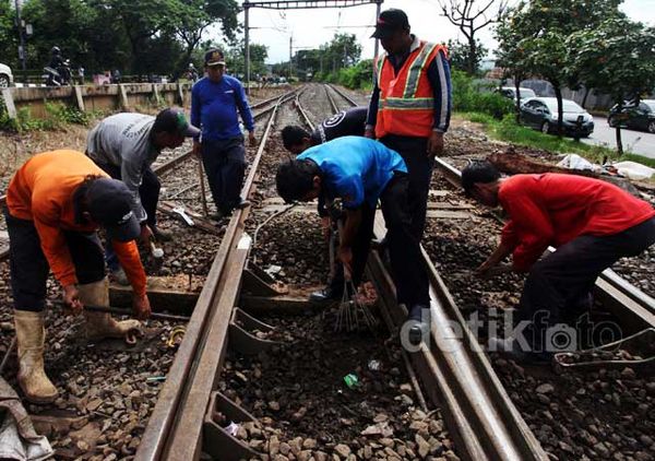 Penggantian Bantalan Rel Kereta Api Penggantian Bantalan Rel Kereta Api