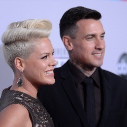 Pink Ajak Suami Bermesraan di Video Klip Baru