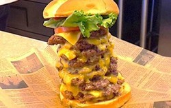 Wouw! Burger Sembilan Lapis Ini Mengandung 5.100 Kalori
