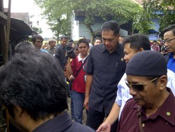 Berpanas-panasan, Gita Wirjawan Blusukan ke Pabrik Tahu-Tempe