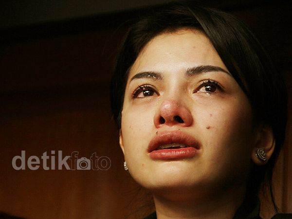 Nikita Mirzani Nangis di Persidangan