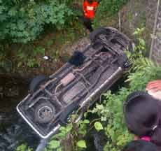 Minibus Nyemplung Jurang 7 Meter, 3 Penumpang & Sopir Selamat