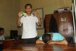 Teler Berat & Bawa Narkoba, Pria Berseragam TNI Ditangkap di Tasik