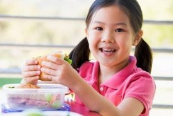 Jajanan Sekolah Tak Terjamin Sehat, Tapi Cuma 18% Anak yang Bawa Bekal