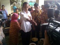  Kriuk! Jokowi Makan Rengginang Usai Tinjau Kali Krukut