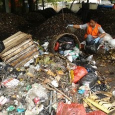 Warga RW 1 dan 2 Rawasari Beramal Kompos Lewat Sampah