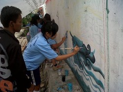 Puluhan Siswa & Mahasiswa di Semarang Buat Mural di Tembok 90 Meter