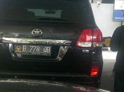 Waduh! Land Cruiser Berlogo DPR Asyik Minum BBM Bersubsidi di Cikini