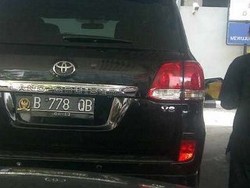 Land Cruiser Berlogo DPR Asyik Minum Premium di Cikini 