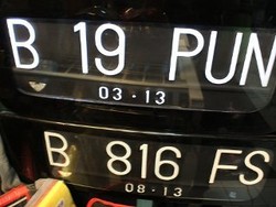 Gaya dengan Pelat Nomor Akrilik