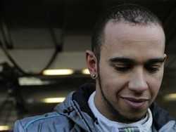 Hamilton Belum Pasang Target